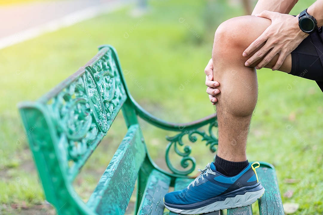 Macho adulto jovem com dor muscular durante a corrida. corredor tem dor no joelho devido ao joelho de corredor ou síndrome da dor patelofemoral, osteoartrite e tendinite patelar. Lesões esportivas e conceito médico