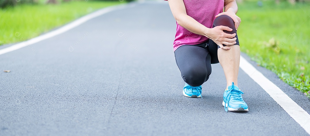 Mulher adulta jovem com dor muscular durante a corrida.