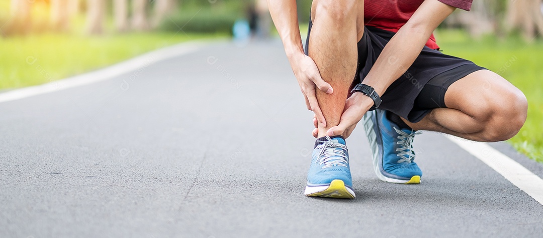 Macho adulto jovem com sua dor muscular durante a corrida. Homem corredor.