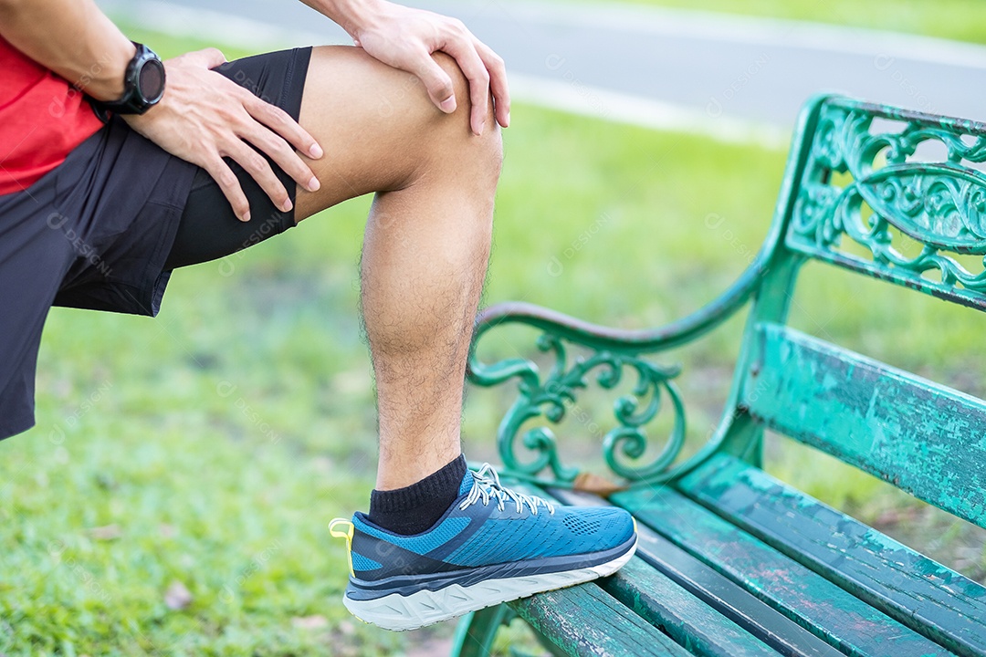 Macho adulto jovem com dor muscular durante a corrida. corredor tem dor no joelho devido ao joelho de corredor ou síndrome da dor patelo femoral, osteoartrite e tendinite patelar. Lesões esportivas e conceito médico