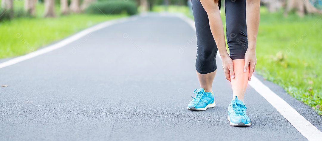 Mulher adulta jovem com sua dor muscular durante a corrida. mulher corredor com dor na perna devido a talas de canela. Lesões esportivas e conceito médico