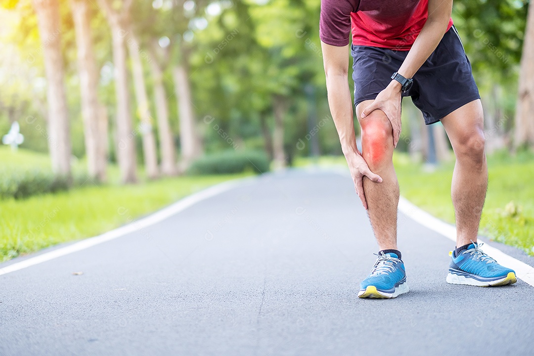 Macho adulto jovem com dor muscular durante a corrida. corredor tem dor no joelho devido ao joelho de corredor ou síndrome da dor patelo femoral, osteoartrite e tendinite patelar. Lesões esportivas e conceito médico