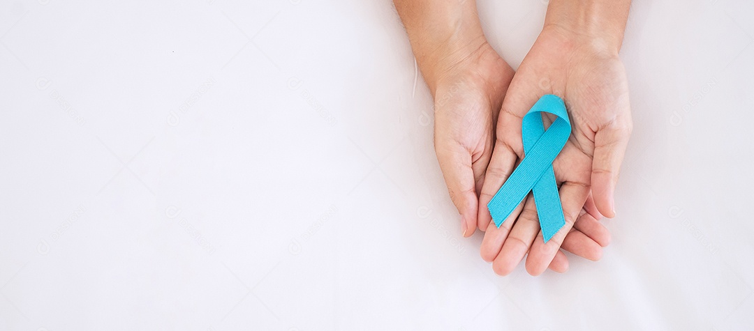 Mês de conscientização do câncer de próstata de novembro, homem segurando a fita azul para apoiar as pessoas que vivem e estão doentes. Cuidados de saúde, homens internacionais, pai, dia mundial do câncer e conceito do dia mundial do diabetes