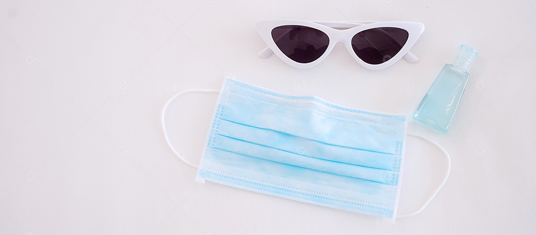 Viaje sob Covid-19 e novos conceitos normais. Máscara facial médica, desinfetante de gel para as mãos e óculos de sol na cama branca, prevenir coronavírus ou doença do vírus Corona