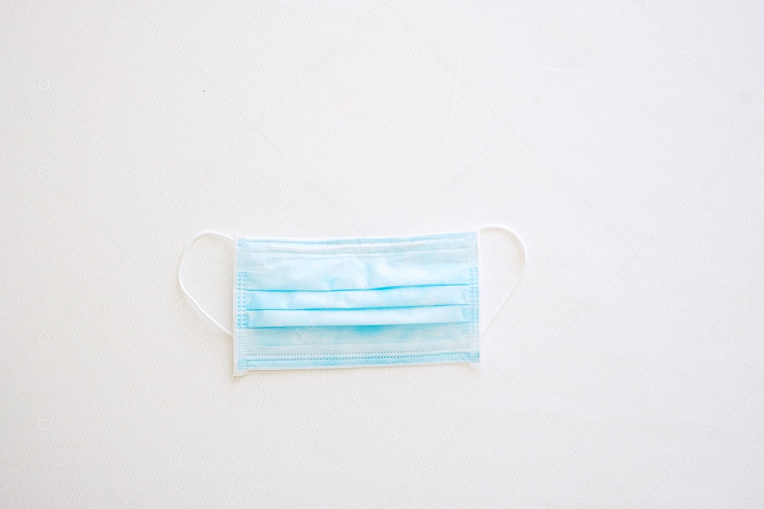 máscara facial médica na cama branca, prevenir coronavírus ou doença do vírus Corona (Covid-19). Anti- séptico, higiene pessoal, novo normal, viagens de segurança e conceito de saúde