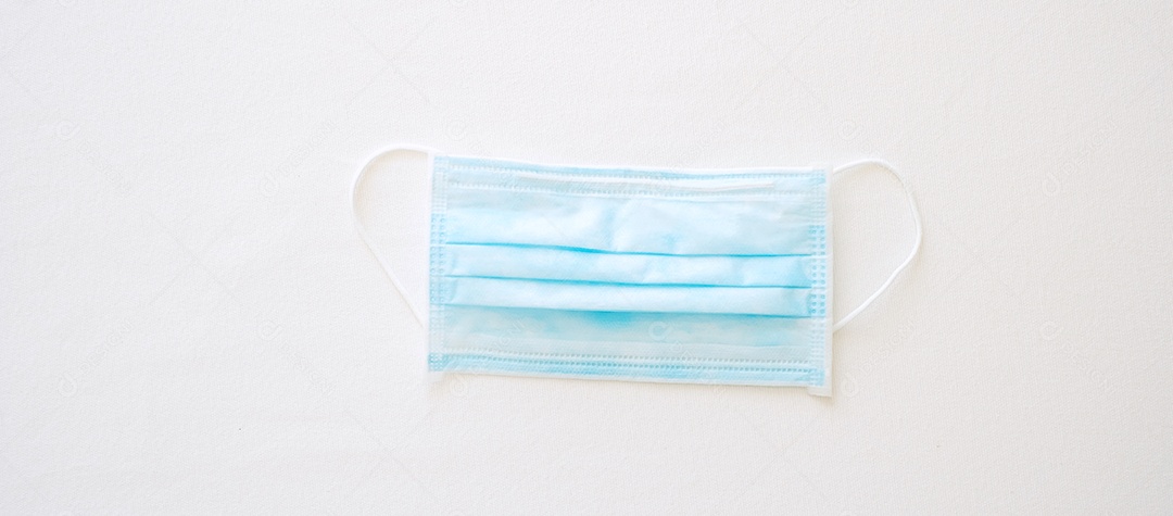 Máscara facial médica na cama branca, prevenir coronavírus ou doença do vírus Corona (Covid-19). Anti- séptico, higiene pessoal, novo normal, viagens de segurança e conceito de saúde