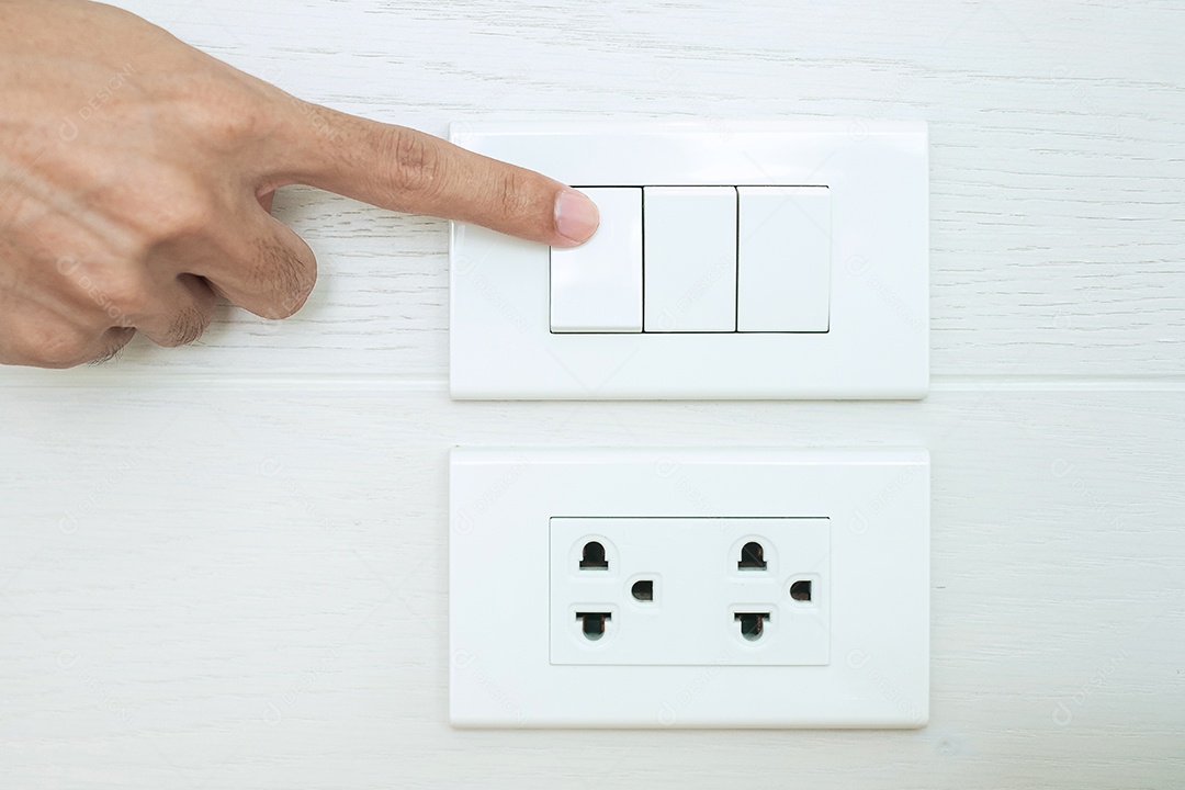 Closeup dedo masculino é ligado ou desligado no interruptor de luz na parede branca em casa. Conceitos de economia de energia, energia, eletricidade e estilo de vida