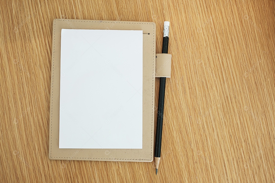 Caderno em branco com lápis no fundo da mesa de madeira. vista superior e copie o espaço para o seu texto