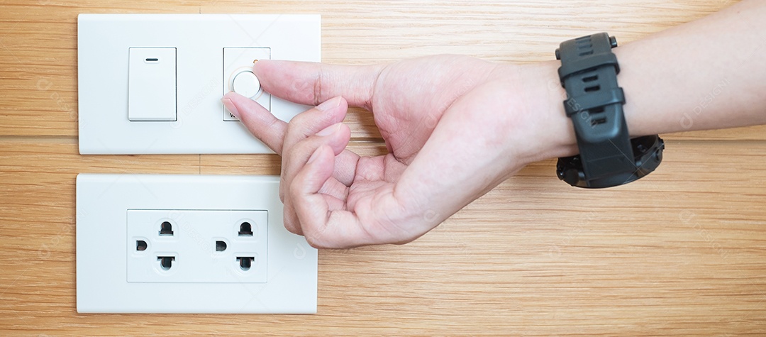 Closeup dedo masculino é ligado ou desligado no interruptor de luz na parede branca em casa. Conceitos de economia de energia, energia, eletricidade e estilo de vida