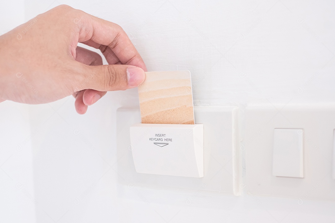 Homem insere cartão -chave no porta-chaves eletrônico no quarto de hotel de luxo