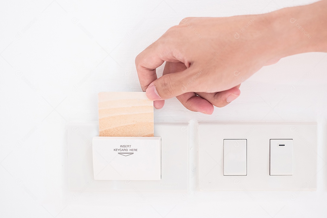 Homem insere cartão -chave no porta-chaves eletrônico no quarto de hotel de luxo.