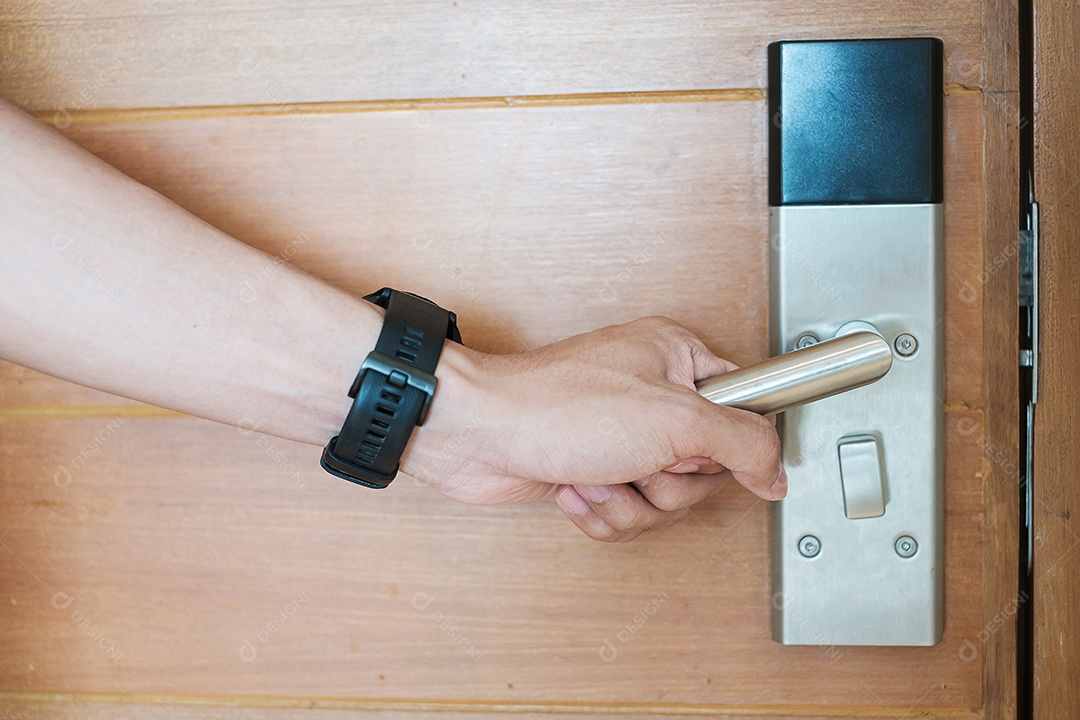 Homem segurando a maçaneta da fechadura da porta digital inteligente entre abrir ou fechar a porta. Conceitos de tecnologia, elétrica e estilo de vida
