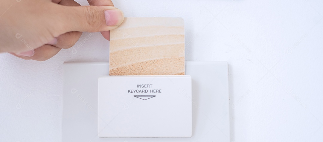 Homem insere cartão -chave no porta-chaves eletrônico no quarto de hotel de luxo.