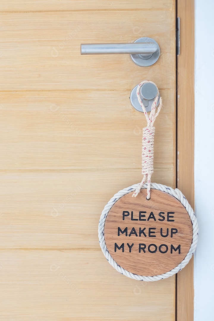 Sinal de fechamento POR FAVOR COMPOSTE MEU QUARTO pendurado perto da porta de madeira no hotel de luxo
