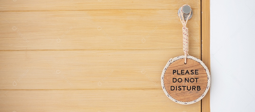 Sinal de fechamento POR FAVOR NÃO PERTURBE pendurado perto da porta de madeira no hotel de luxo