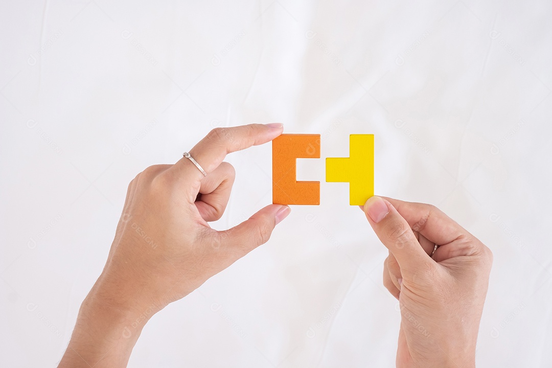 Pensamento lógico, lógica de negócios, enigma, decisão, soluções, missão, alvo, sucesso, objetivos e conceitos de estratégia. Mãos de mulher conectando a peça de quebra-cabeça