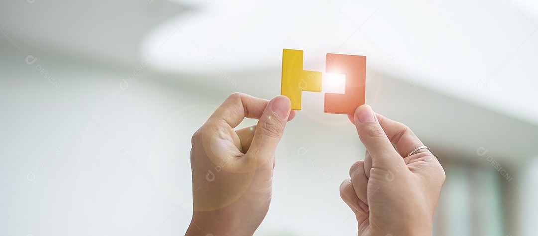 Pensamento lógico, lógica de negócios, enigma, decisão, soluções, missão, alvo, sucesso, objetivos e conceitos de estratégia. Mãos de Wonan conectando peça de quebra-cabeça de madeira de geometria de casal com fundo de escritório