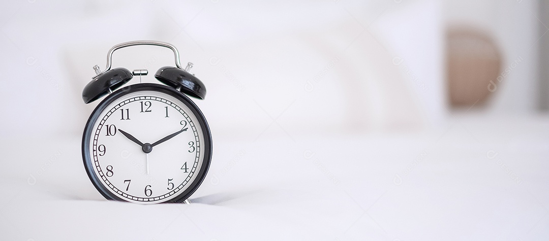 Despertador retro preto na cama à noite, dormindo e conceito de rotina diária