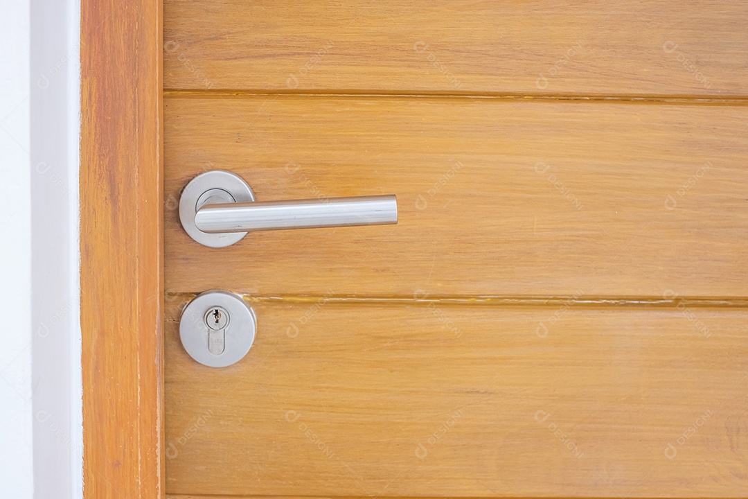 Maçaneta do punho do close-up e fechadura da porta de madeira.