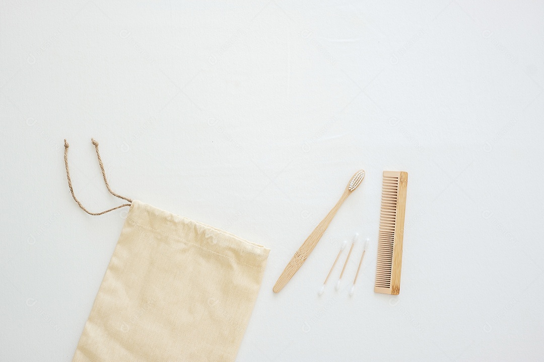 Saco ecológico, escova de dentes de bambu, cotonete e pente no fundo da cama branca. Proteção Ambiental, Zero desperdício, Reutilizável, Sem plástico, Dia Mundial do Meio Ambiente e Dia da Terra