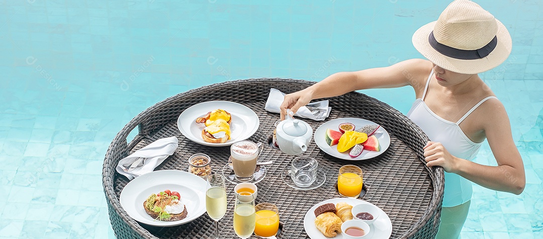 Mulher feliz em maiô branco com bandeja flutuante de café da manhã no hotel de piscina de luxo, jovem mulher com óculos de sol desfruta em resort tropical. Relaxante, viagens de verão exóticas, férias, férias e fim de semana