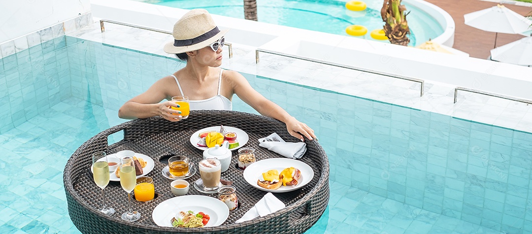 Mulher feliz em maiô branco com bandeja flutuante de café da manhã no hotel de piscina de luxo, jovem mulher com óculos de sol desfruta em resort tropical. Relaxante, viagens de verão exóticas, férias, férias e fim de semana