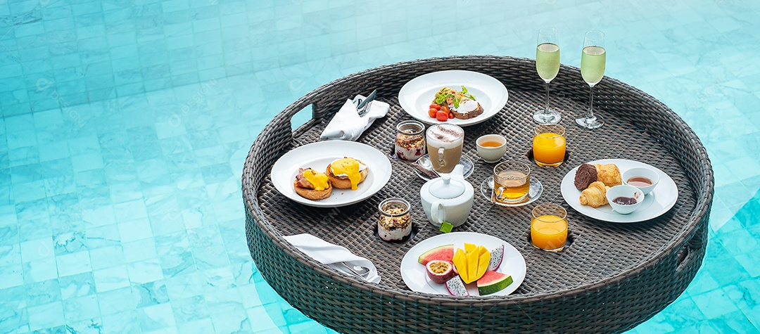 Bandeja flutuante de café da manhã na piscina no hotel de luxo ou villa de resort tropical, frutas; manga, dragão melancia e maracujá, comida, pão, café, chá, vinho e suco de laranja. verão exótico