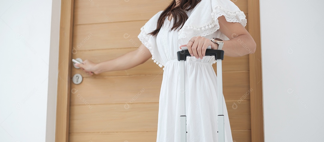 Mulher turista feliz abre a porta, jovem mulher de vestido branco gosta de viajar no hotel tropical. verão, viagens, viagens, férias e conceito de férias