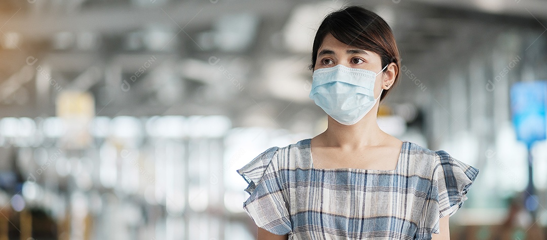 Mulher adulta jovem usando máscara facial no terminal do aeroporto, proteção contra infecção por doença de coronavírus, viajante asiática pronta para viajar. Novo Normal e viagens sob o conceito COVID-19