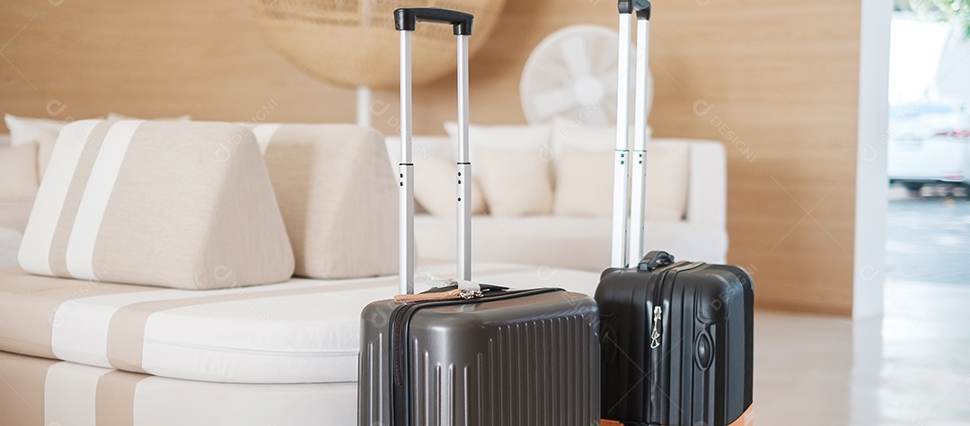 Duas malas ou malas pretas no hotel moderno durante o check-in Hora de viajar, serviço, viagem, viagem, férias de verão e conceitos de férias