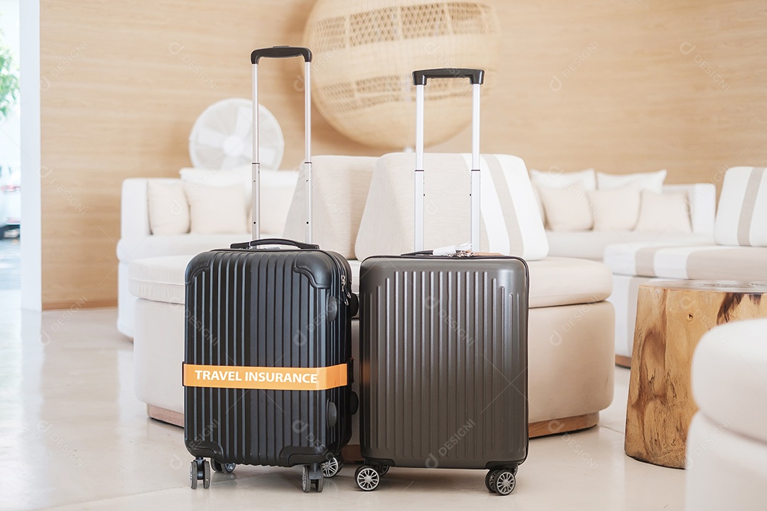 Duas malas ou malas pretas no hotel moderno durante o check-in Hora de viajar, serviço, viagem, viagem, férias de verão e conceitos de férias