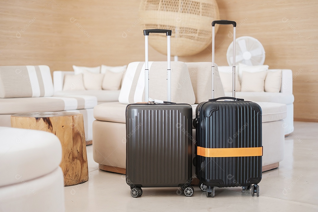 Duas malas ou malas pretas no hotel moderno durante o check-in Hora de viajar, serviço, viagem, viagem, férias de verão e conceitos de férias
