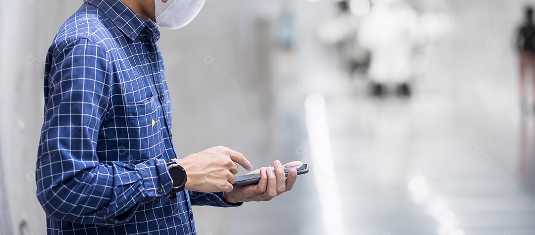 jovem empresário asiático usando máscara facial cirúrgica protege a inflexão de coronavírus, turista feliz usando smartphone durante a parada na estação de metrô. novo normal e vida após a pandemia de covid-19