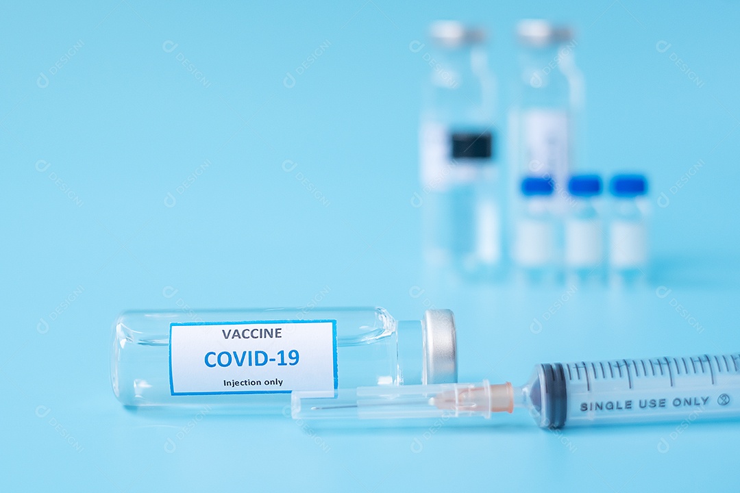 Frasco de vacina COVID-19 e seringa de agulha de injeção contra infecção por coronavírus em laboratório hospitalar. Conceito médico, saúde, vacinação e imunização