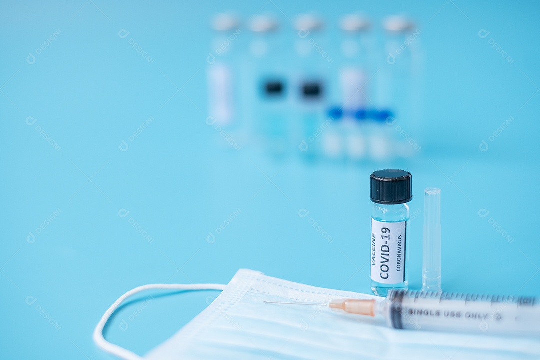 Frasco de vacina COVID-19, seringa de agulha de injeção e máscara facial contra infecção por coronavírus em laboratório hospitalar. Conceito médico, saúde, vacinação e imunização