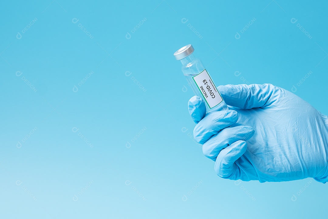 Frasco de vacina COVID-19 contra infecção por coronavírus na mão do médico com luva de nitrilo em laboratório hospitalar. Conceito médico, saúde, vacinação e imunização