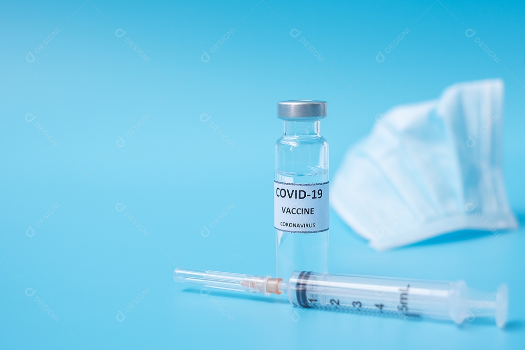 Frasco de vacina COVID-19, seringa de agulha de injeção e máscara facial contra infecção por coronavírus em laboratório hospitalar. Conceito médico, saúde, vacinação e imunização