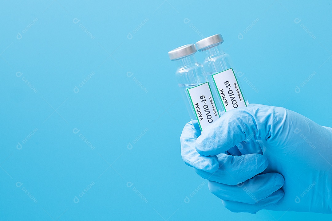 Frasco de vacina COVID-19 contra infecção por coronavírus na mão do médico com luva de nitrilo em laboratório hospitalar. Conceito médico, saúde, vacinação e imunização