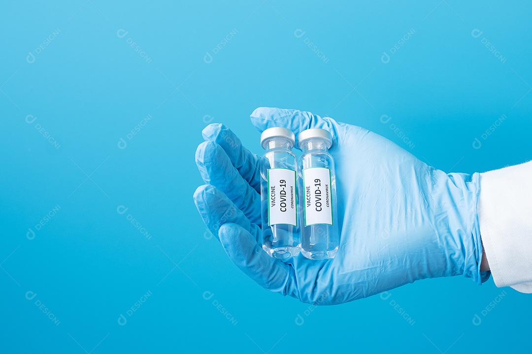 Frasco de vacina COVID-19 contra infecção por coronavírus na mão do médico com luva de nitrilo em laboratório hospitalar. Conceito médico, saúde, vacinação e imunização