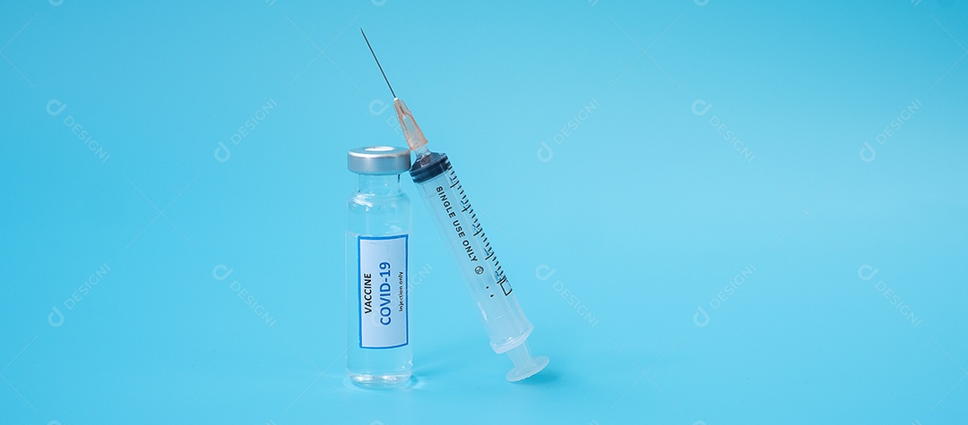 Frasco de vacina COVID-19 e seringa de agulha de injeção contra infecção por coronavírus em laboratório hospitalar. Conceito médico, saúde, vacinação e imunização