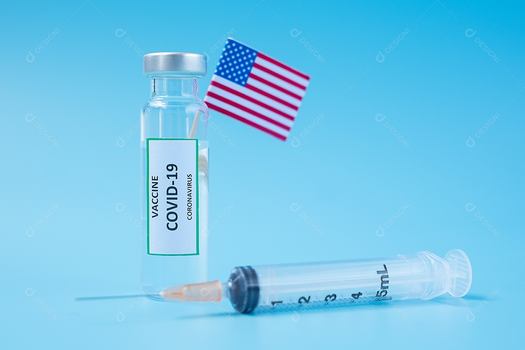 Frasco de vacina COVID-19, seringa de agulha de injeção e bandeira americana contra infecção por coronavírus em laboratório hospitalar. Conceito médico, saúde, vacinação e imunização