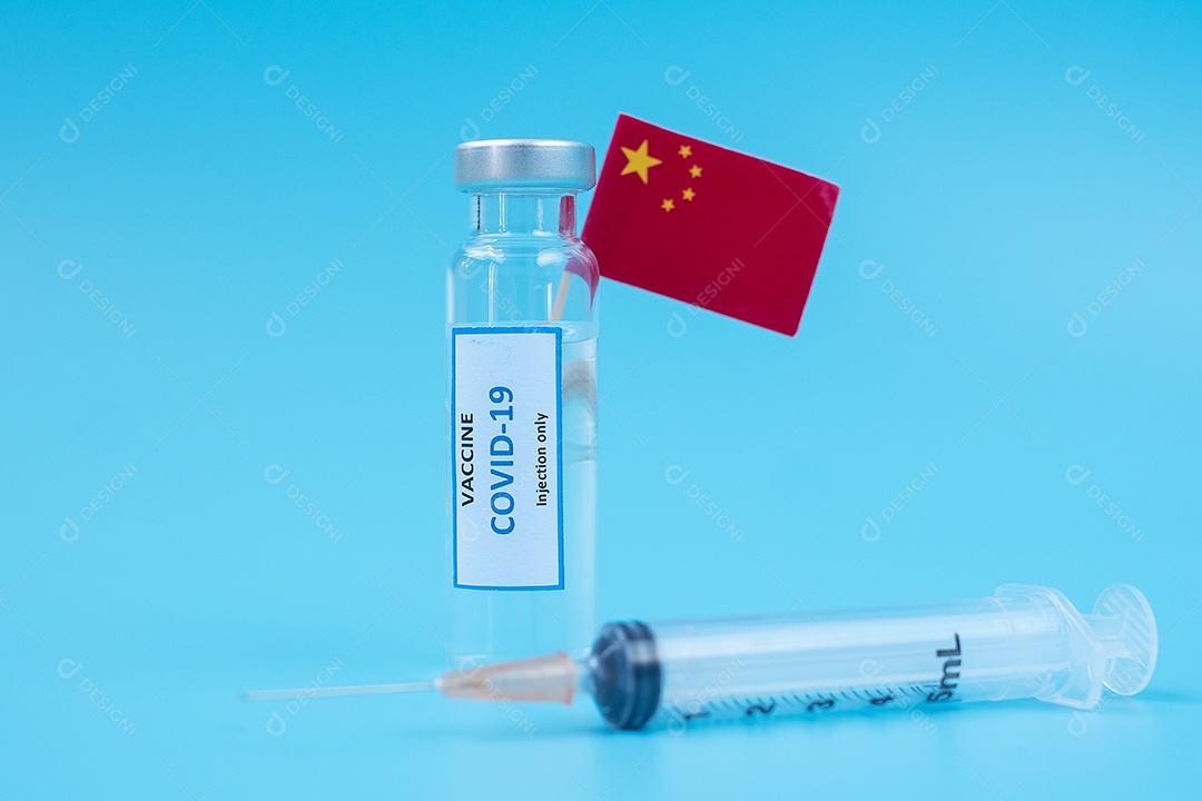 Frasco de vacina COVID-19, seringa de agulha de injeção e bandeira chinesa contra infecção por coronavírus em laboratório hospitalar. Conceito médico, saúde, vacinação e imunização