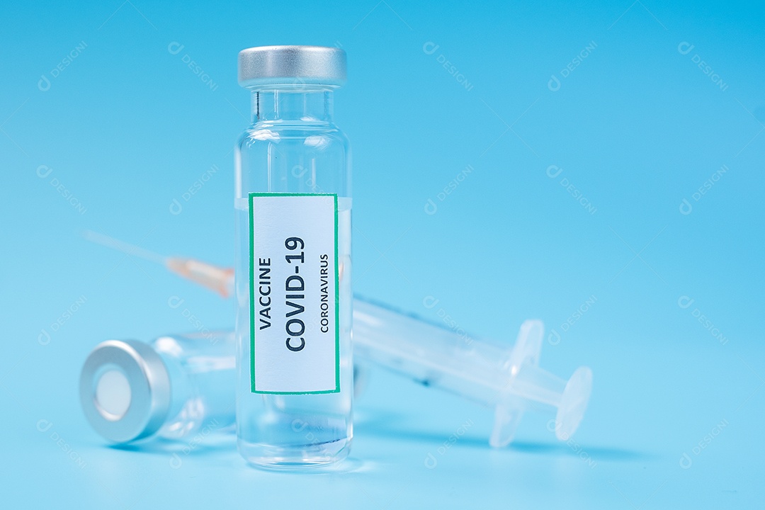 Frasco de vacina COVID-19 e seringa de agulha de injeção contra infecção por coronavírus em laboratório hospitalar. Conceito médico, saúde, vacinação e imunização