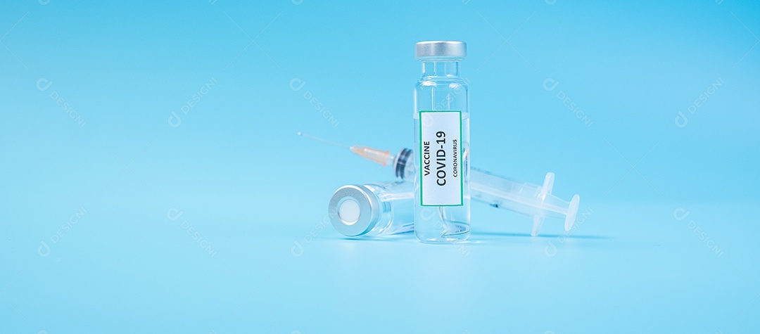 Frasco de vacina COVID-19 e seringa de agulha de injeção contra infecção por coronavírus em laboratório hospitalar. Conceito médico, saúde, vacinação e imunização