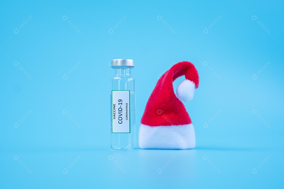 Frasco de vacina COVID-19, seringa de agulha de injeção e chapéu de Papai Noel contra infecção por coronavírus em laboratório hospitalar. Natal, ano novo, médico, saúde, conceito de vacinação e imunização