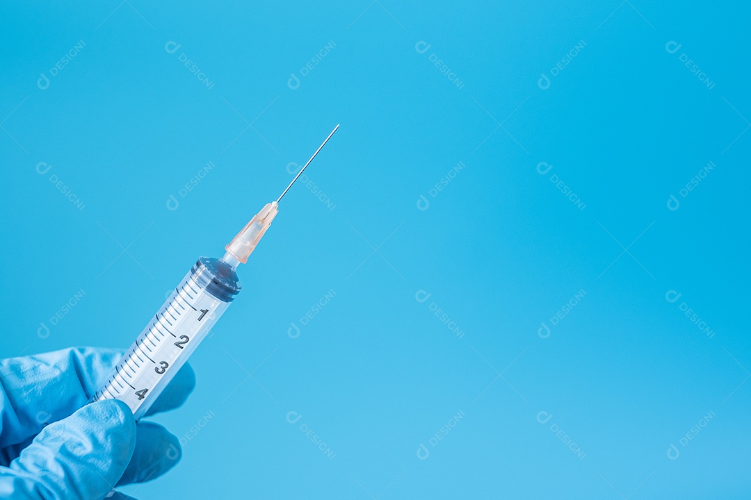 Mão de vacina de injeção médica ou droga por seringa de agulha em fundo azul em laboratório hospitalar. Conceito médico, seguro de saúde, vacinação e imunização