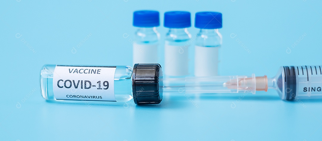 Frasco de vacina COVID-19 e seringa de agulha de injeção contra infecção por coronavírus em laboratório hospitalar. Conceito médico, saúde, vacinação e imunização