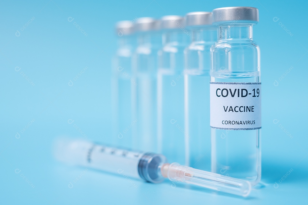 Frasco de vacina COVID-19 e seringa de agulha de injeção contra infecção por coronavírus em laboratório hospitalar. Conceito médico, saúde, vacinação e imunização