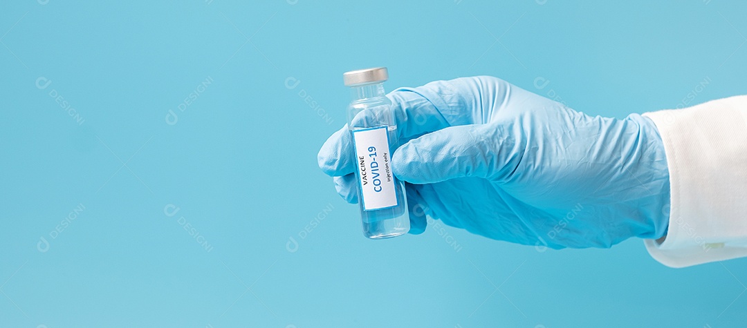 Frasco de vacina COVID-19 contra infecção por coronavírus na mão do médico com luva de nitrilo em laboratório hospitalar. Conceito médico, saúde, vacinação e imunização