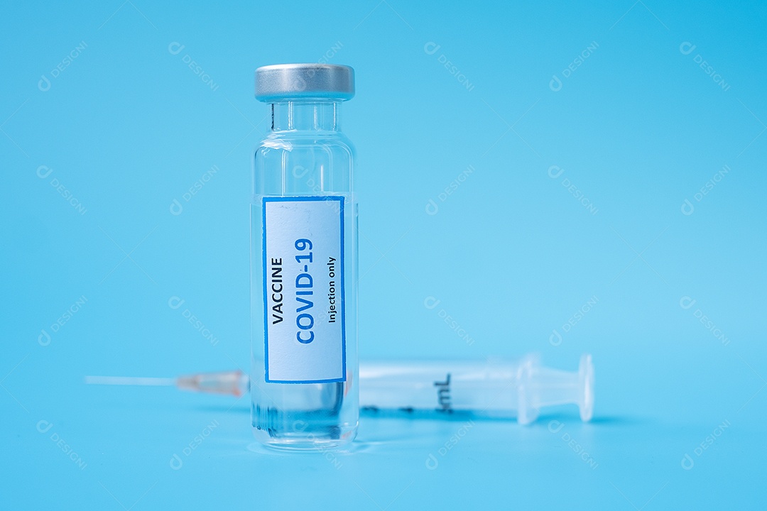 Frasco de vacina COVID-19 e seringa de agulha de injeção contra infecção por coronavírus em laboratório hospitalar. Conceito médico, saúde, vacinação e imunização
